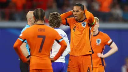 Virgil Van Dijk intentó dialogar con el árbitro, pero al decisión estaba tomada.