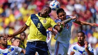 Ecuador se puso adelante con gol de Sarmiento al 40', pero desde el 22' jugó con 10 por la expulsión de Valencia.