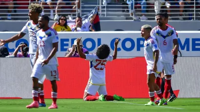 Tras una gran arajada del arquero al cabezazo de Rondón, el jugador del Mazatlán llegó antes que todos al rebote y anotó el gol final.