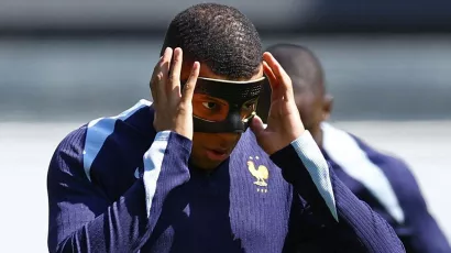 Mbappé adjusted his mask on a couple of occasions and aims to start after missing the game