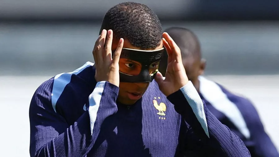 Mbappé ajustó su máscara en un par de ocasiones y apunta a titular tras perderse el partido