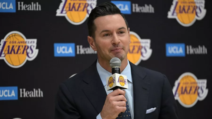 "Quiero entrenar a los Lakers. Quiero entrenar al equipo. No quiero disipar nada. No. Quiero convertirme en un gran entrenador en la NBA y quiero ganar campeonatos". 