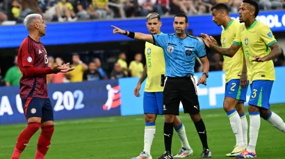 Primero anuló el gol de Rodrygo y posteriormente no marcó lo que parecía ser un penal