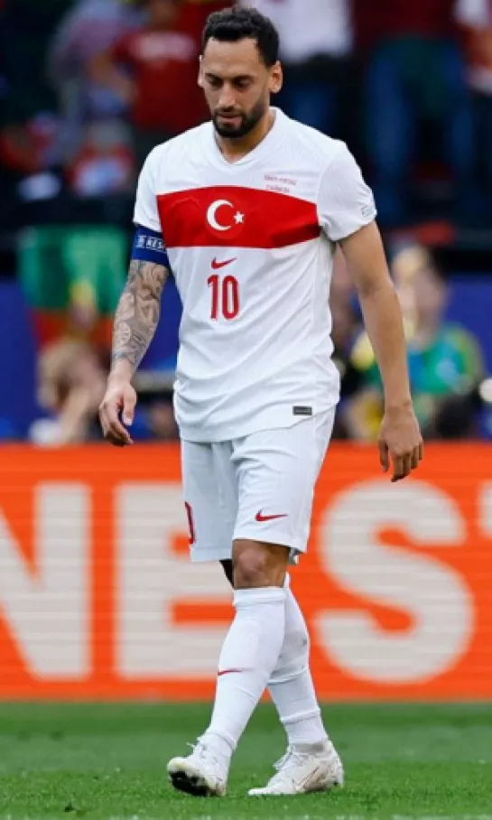 Turquía pierde a su capitán para octavos de la Eurocopa