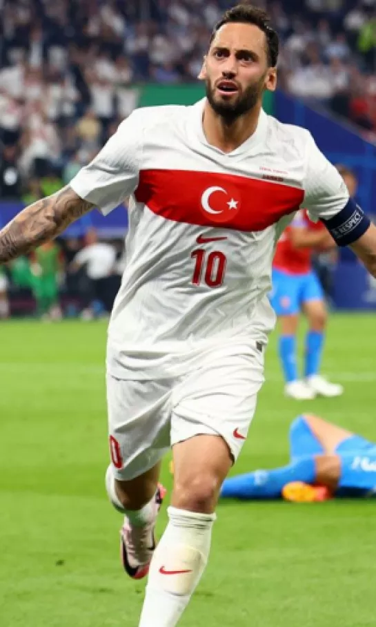 Turquía clasificó a octavos de la Eurocopa 16 años después