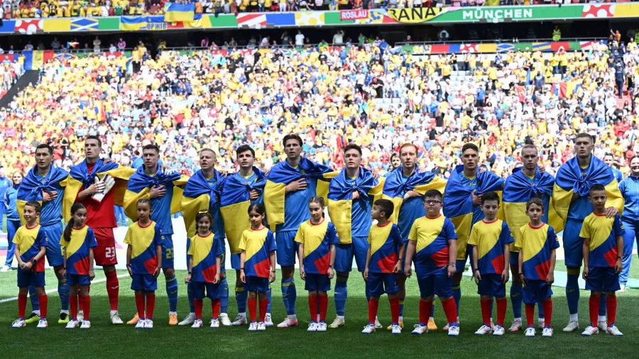 Ucrania rinde homenaje: Los futbolistas del cuadro ‘Zbirna’ salieron a la cancha en su primer partido del torneo envueltos en la bandera de su nación.