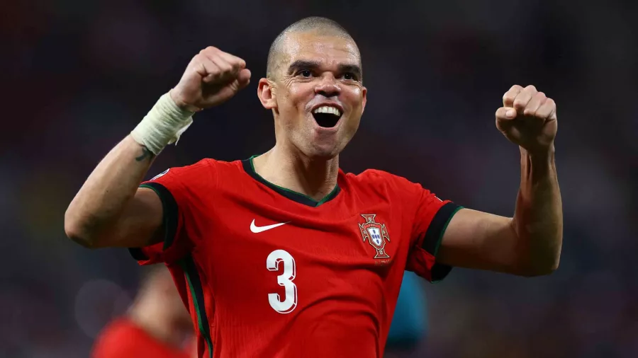 El más veterano de la Euro: Pepe se convirtió en el jugador más longevo en disputar el torneo a los 41 años, tras alinear contra Chequia.