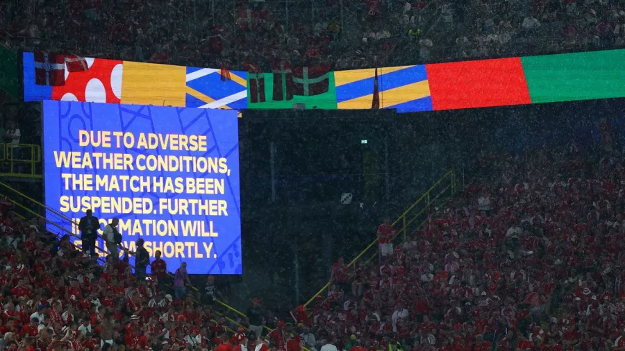 El partido de octavos de final de la Eurocopa entre Alemania y Dinamarca se vio interrumpido por una tormenta eléctrica que azotó Dortmund