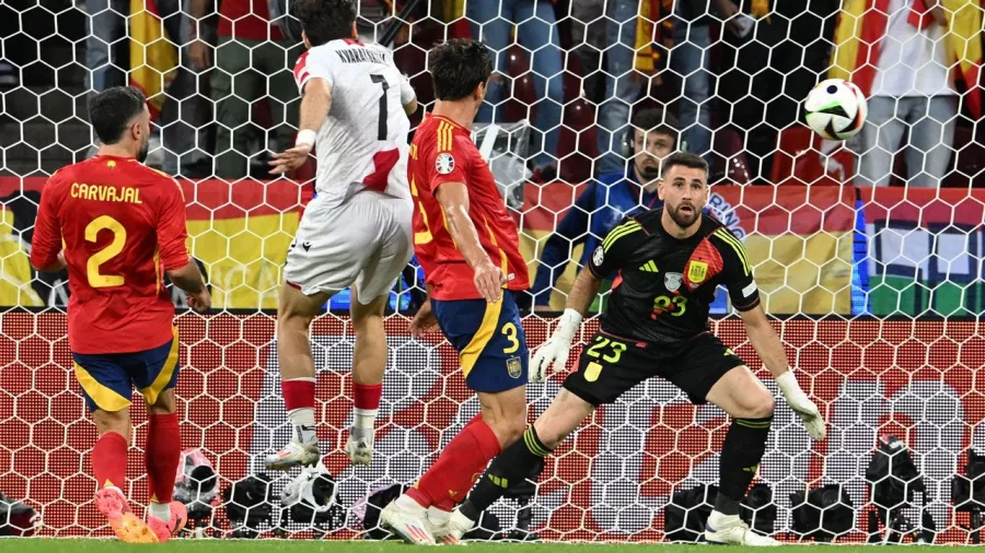 Segundo futbolista en marcar autogol con España en el torneo tras Unai Simón en 2021