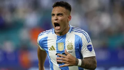 El jugador del Inter de Milán anotó ambos goles en el triunfo 2-0 de Argentina sobre Perú.