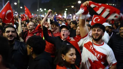 Turquía venció 2-1 a Austria y clasificó por primera vez desde 2008 a cuartos de final de la Eurocopa