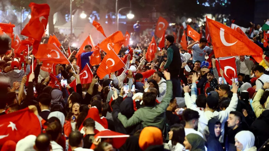 La afición de Turquía celebró en Berlin el pase a cuartos de la Eurocopa