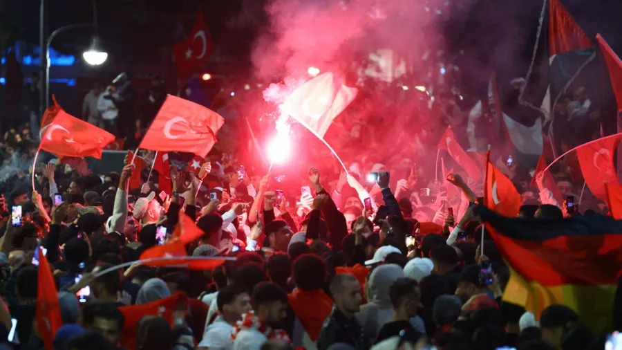 Turquía venció 2-1 a Austria y clasificó por primera vez desde 2008 a cuartos de final de la Eurocopa