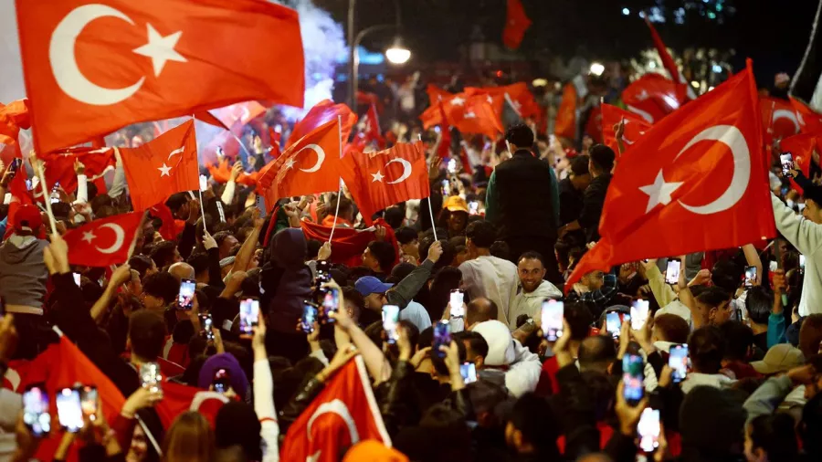 La afición de Turquía celebró en Berlin el pase a cuartos de la Eurocopa