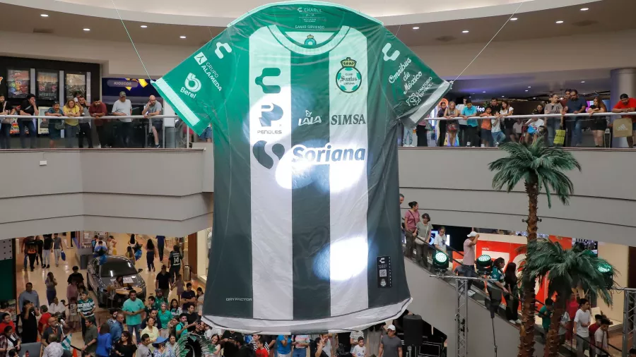 Una camiseta gigante de Santos le dio la bienvenida a la afición