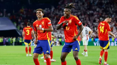 1. Spain (=): La 'Roja' confirmed its quality as a favorite after beating Georgia and showing that it does not depend on a single player.  Luis de la Fuente's team has power in attack and a solid defense.