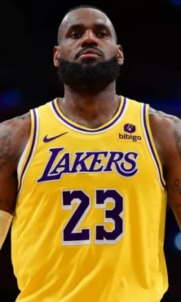 LeBron James firma nuevo contrato multimillonario con los Lakers