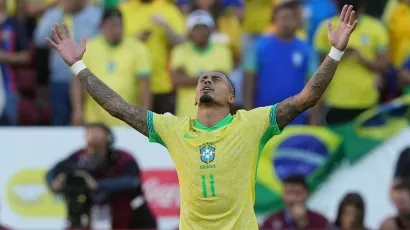 Raphinha adelantó a Brasil con un golazo de tiro libre.