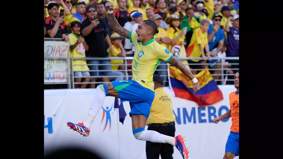 Raphinha celebró su primer gol en dos años con Brasil.