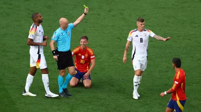 At 67' he received a warning for a foul on Dani Olmo.