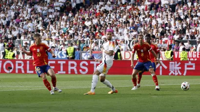 El español se quedó prácticamente solo frente al arco