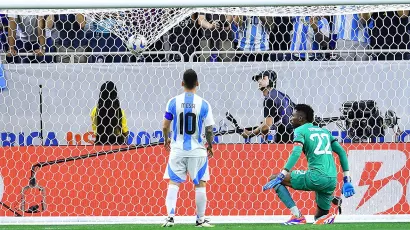 El balón quedó atorado encima de la red. Algo surreal. Ridículo.