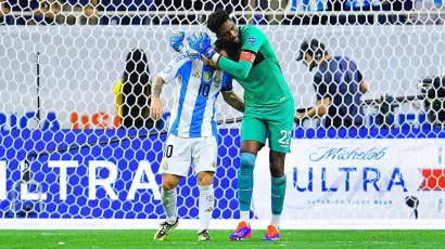 Goalkeeper Alexander Domínguez consoled the living legend.