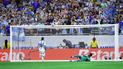 Pero fue un desastre. El penal a lo Panenka pegó en el travesaño y se salió por detrás.