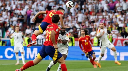 Mikel Merino se levantó más alto que todos y por el aire cazó el centro de Dani Olmo. 