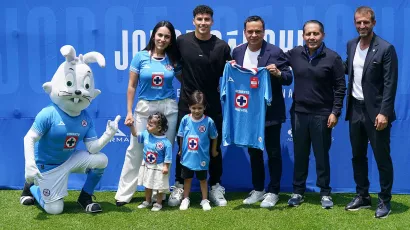 Así la presentación del exjugador del Porto, Ajax, América y Santos.