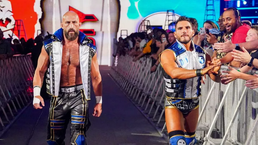 Saluden a los nuevos campeones de parejas de WWE