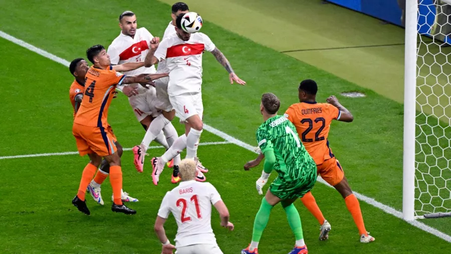 Turquía llegó al descanso de los cuartos de final con ventaja de un gol ante Países Bajos luego de un remate de cabeza de Samet Akaydin a los 35 minutos