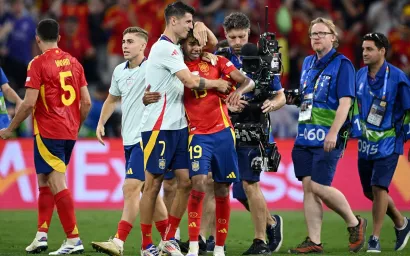 Se reunió con sus compañeros para abrazarse frente a la afición de la Furia Roja.