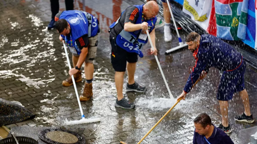 Los voluntarios cooperaron para eliminar los charcos 