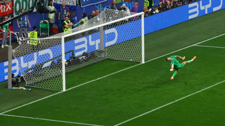 Jordan Pickford no pudo detener el misil del neerlandés 