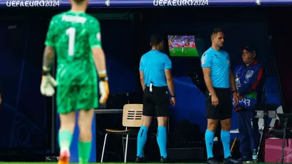 El VAR llamó al árbitro quien marcó penal después de la revisión 