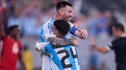 Lionel Messi le 'roba' el gol a Enzo Fernández y todos lo abrazan
