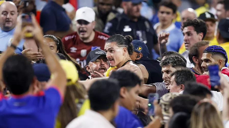 Luis Suárez, protagonista en la bronca entre Uruguay y Colombia