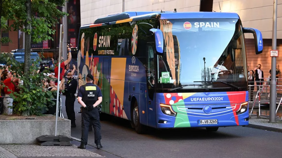 Minutos más tarde apareció la Selección Española en el hotel donde se alojará la noche previa a la final