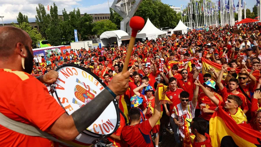 Las aficiones de España e Inglaterra disfrutan del ambiente previo a la final en los alrededores del estadio Olímpico