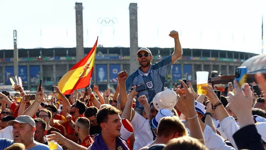 Las aficiones de España e Inglaterra disfrutan del ambiente previo a la final en los alrededores del estadio Olímpico