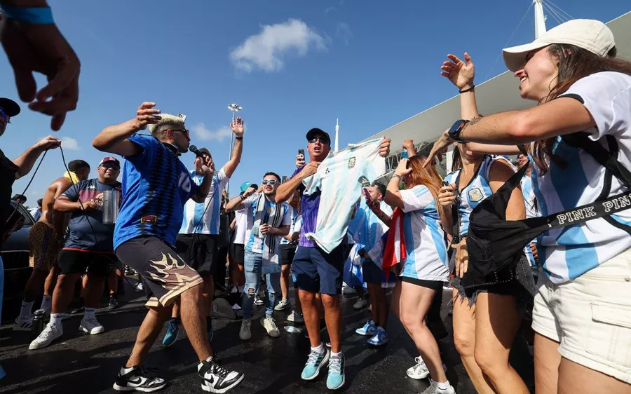 Ambiente, fiesta y pasión antes de la final entre Colombia y Argentina