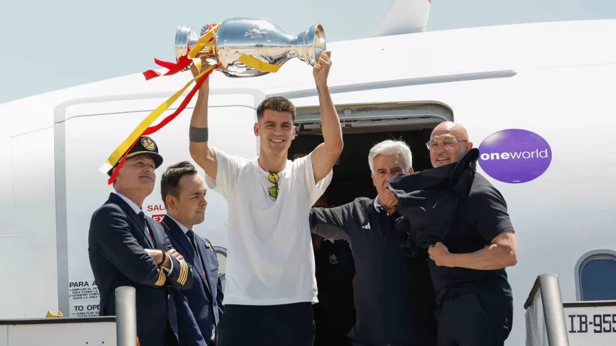 El capitán del equipo mostró orgulloso el trofeo, acompañado por el entrenador, Luis de la Fuente, y el presidente de la Real Federación Española de Futbol, Pedro Rocha,