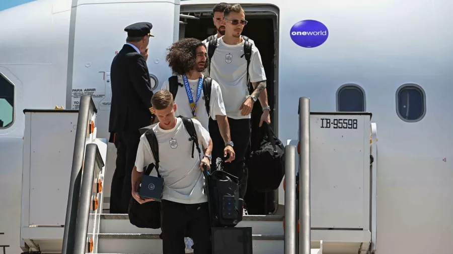 Uno a uno los jugadores fueron bajando del avión.