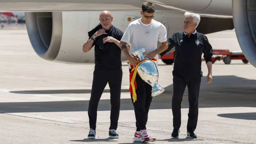 Álvaro Morata se dirigió hacia la pista con el trofeo en la mano.