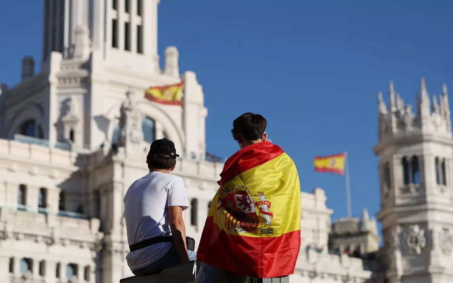 Marea roja en Madrid para celebrar a los campeones