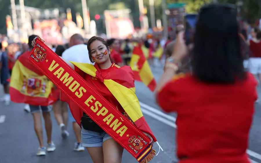 Marea roja en Madrid para celebrar a los campeones