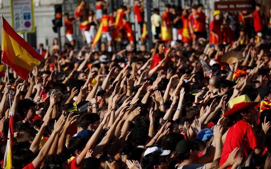 Marea roja en Madrid para celebrar a los campeones