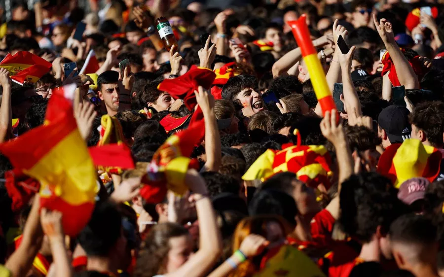 Marea roja en Madrid para celebrar a los campeones