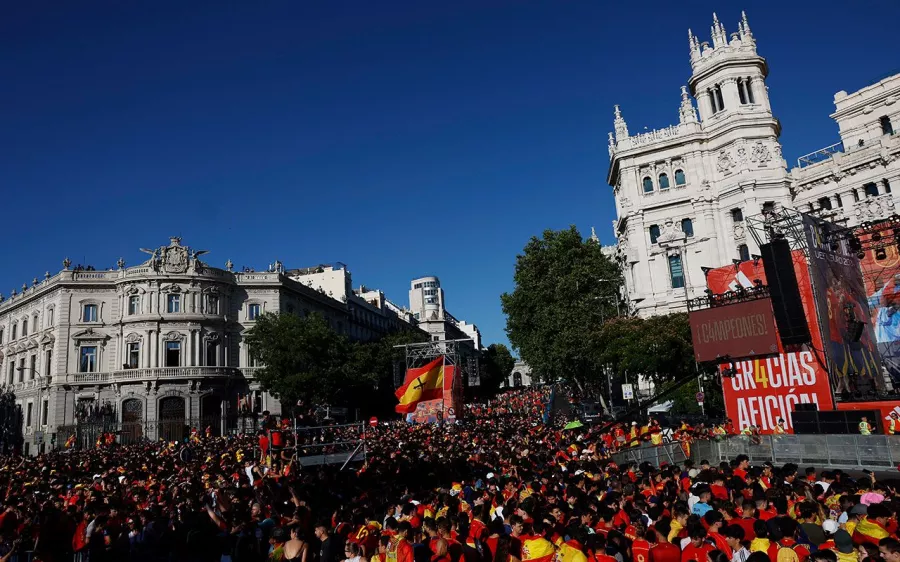 Marea roja en Madrid para celebrar a los campeones